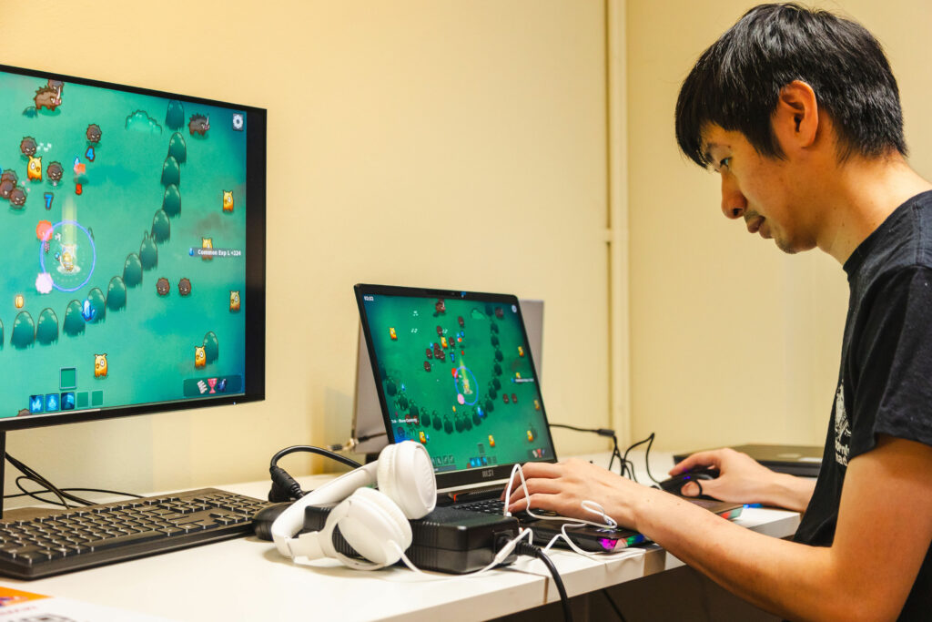 Attendees playing Relic Abyss